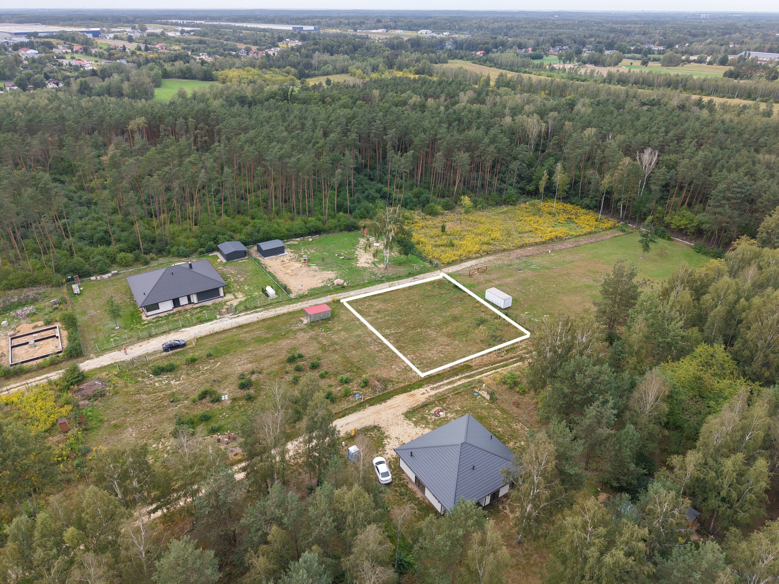 Działka z prawomocnym pozwoleniem na budowę – Dąbrówka-Strumiany (1015 m²)